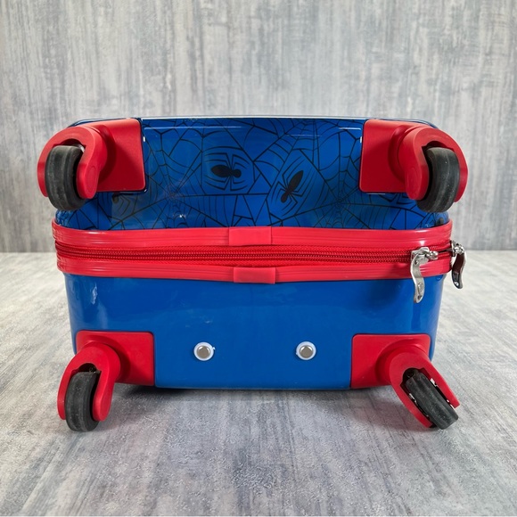 Heys Marvel Spiderman Hardside Kids Carry On 18" Spinning Wheeled Luggage Bag - Picture 8 of 15